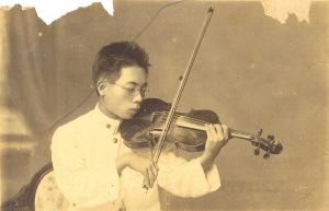 練小提琴的鄧雨賢